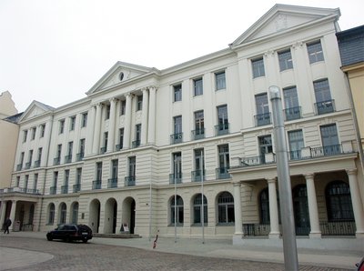 Fensterbilder aus dem zweiten Weltkrieg.