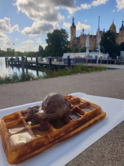 Waffel mit leckerem Eis und Caramelsauce