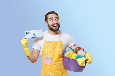 Putzkraft hält Reinigungsgutschein voller Freude in die Luft