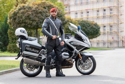 Soldat vor einem Motorrad der Bundeswehr