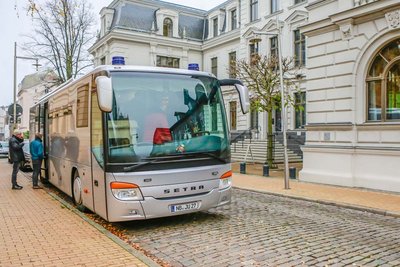 Bild mit einem Gefängnisbus im Fokus.