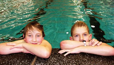 Florian und Ruben im Schwimmbad.