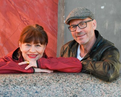 Frau und Mann lächelnd in einem Porträt.