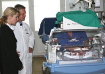 Ministerin Schwesig auf der Frühgeborenen-Station