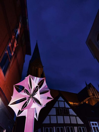 Zu sehen ist eine Skulptur die vom Licht angestrahlt wird.