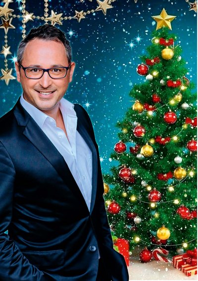 Der bekannte Schlagersänger "Danny Buller" zu sehen vor einem Weihnachtlichen Motiv