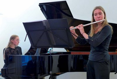 Zwei Schwestern spielen Instrumente.