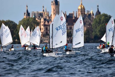 Bild von mehreren Seglern auf dem Wasser vor dem Schweriner Schloss